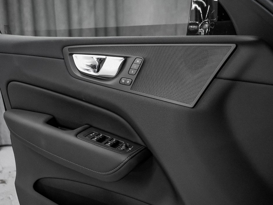2023 Volvo XC60 PLUS DARK THEME-19