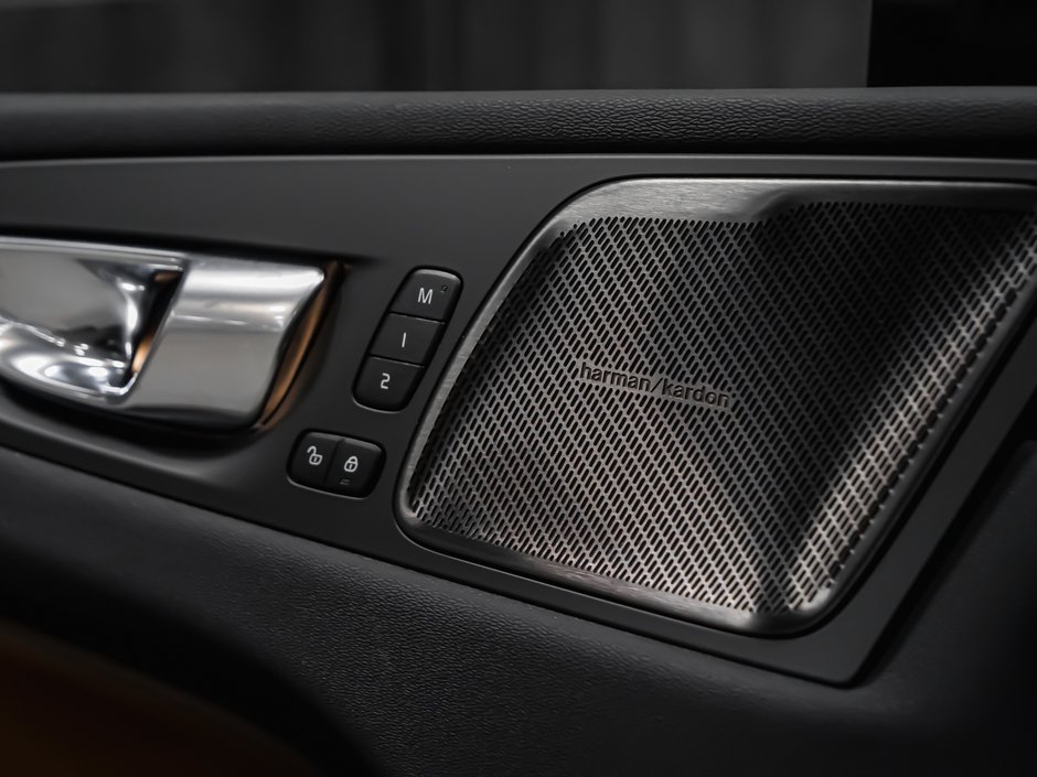 2023 Volvo XC60 Plus Dark Theme-10