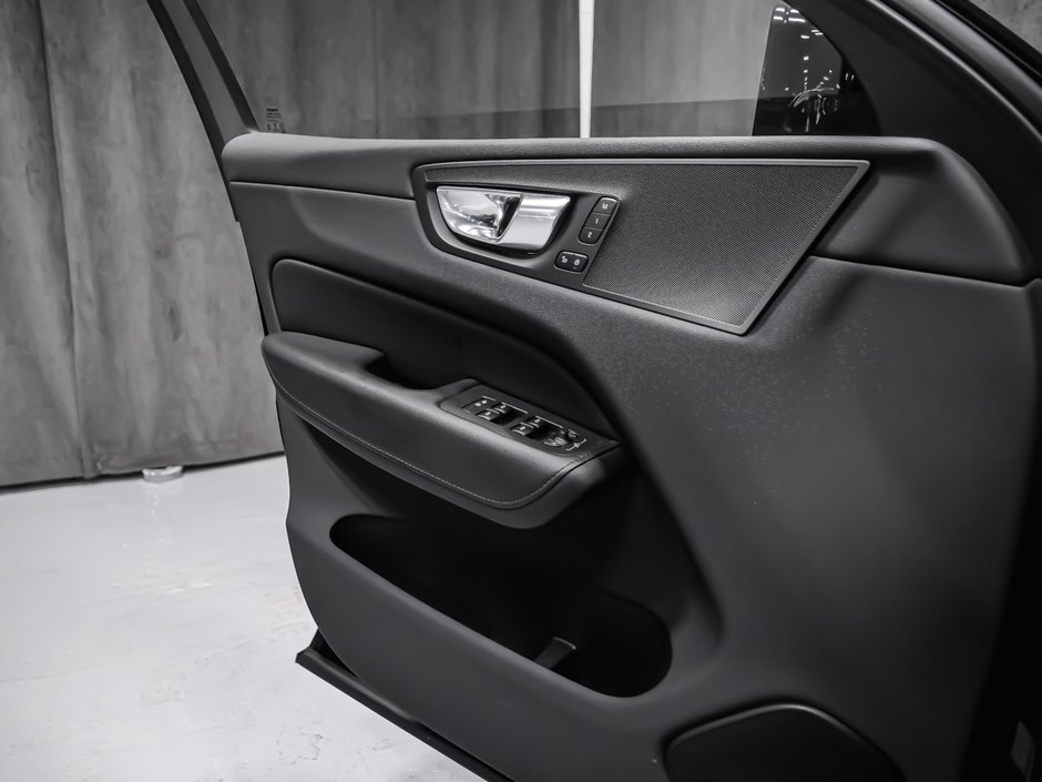 Volvo XC60 PLUS DARK THEME 2023-8