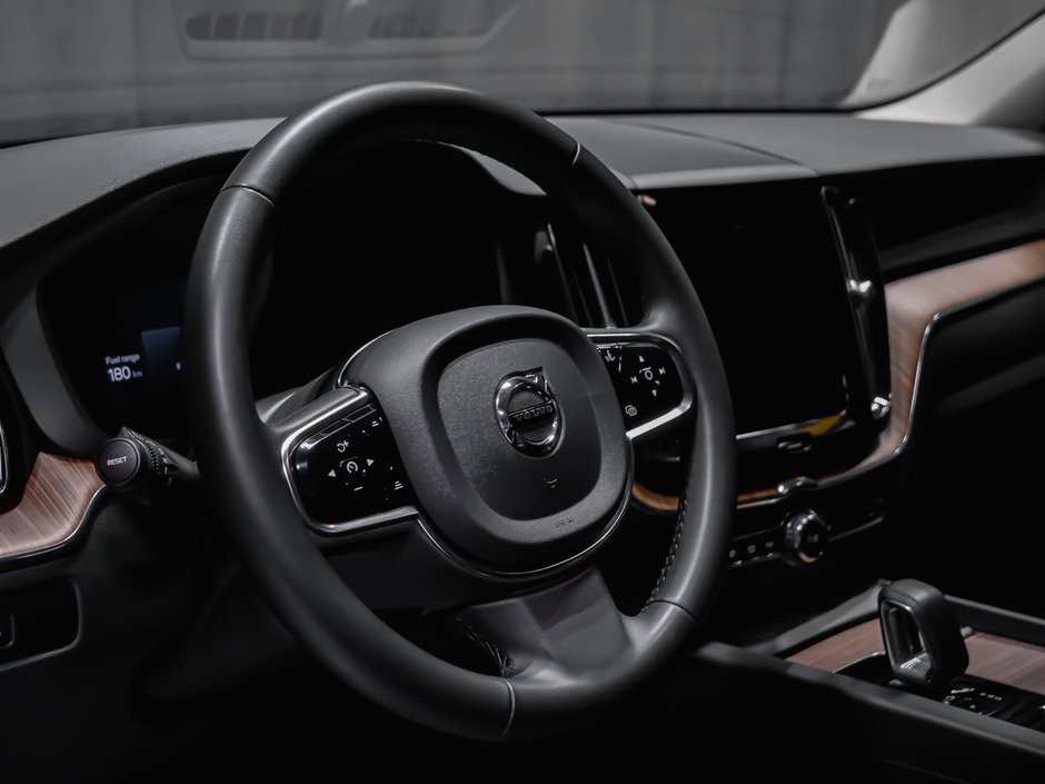 Volvo XC60 PLUS DARK THEME 2023-7