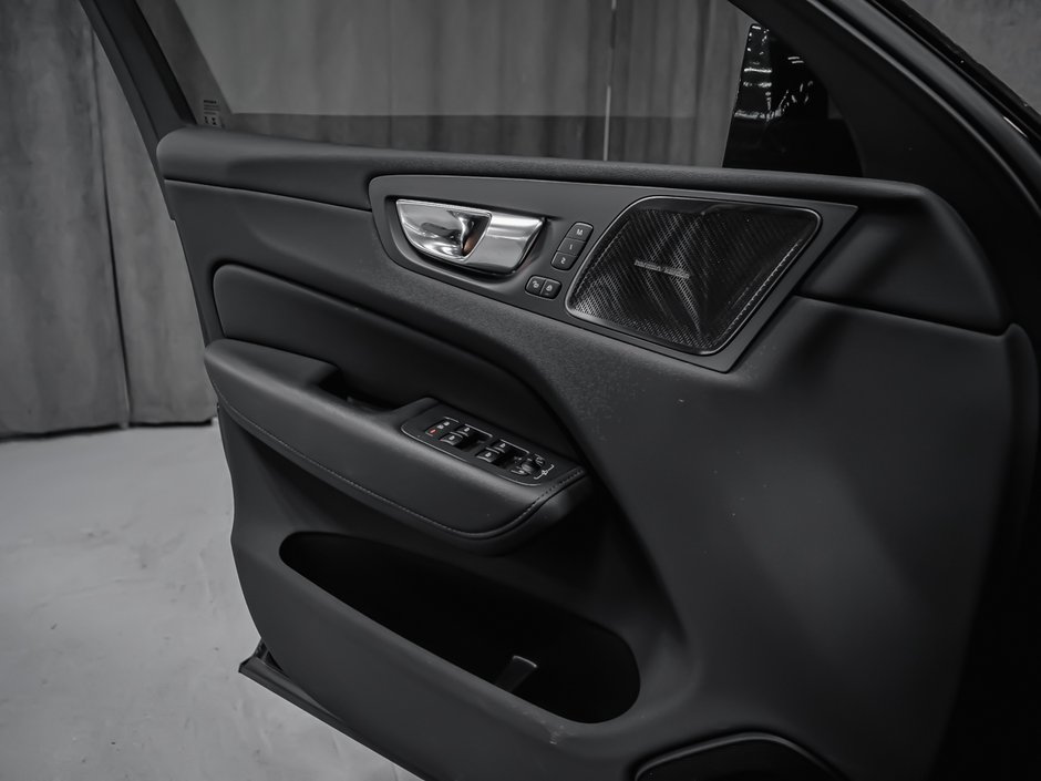 2024 Volvo XC60 B5 PLUS DARK-10