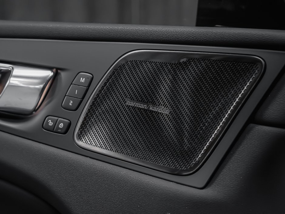 2024 Volvo XC60 B5 PLUS DARK-11