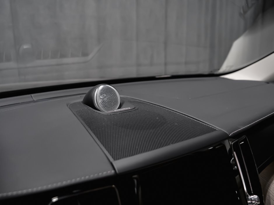 2024 Volvo XC60 B5 ULTIMATE DARK-10