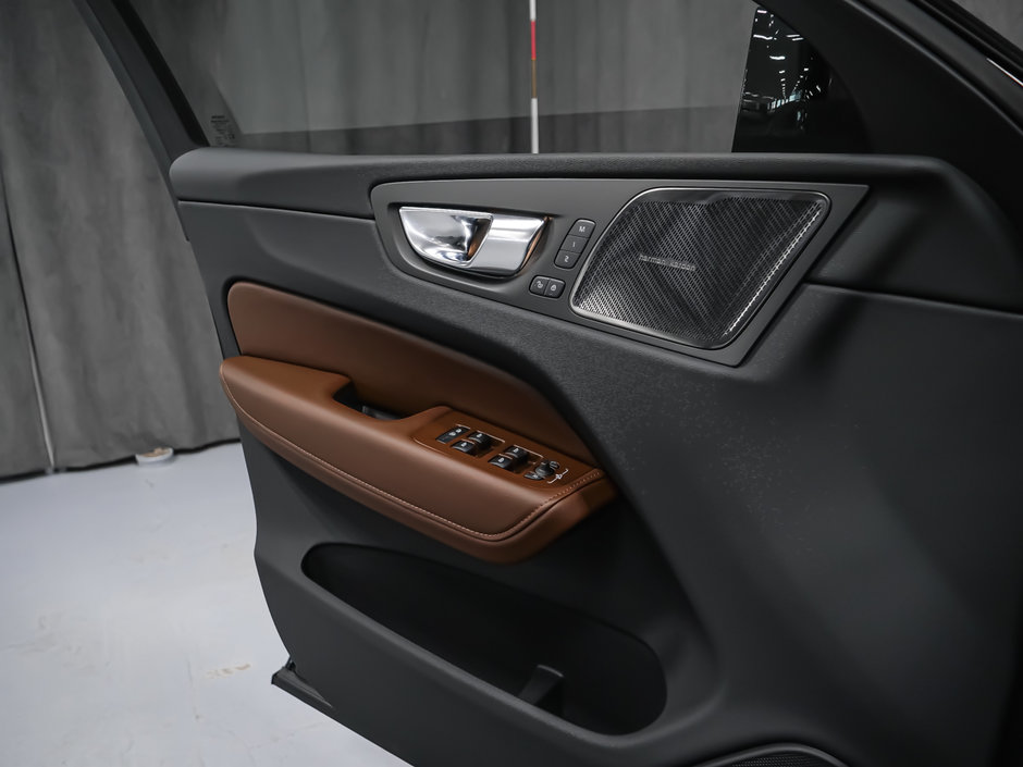 2025 Volvo XC60 Plus Dark Theme-9