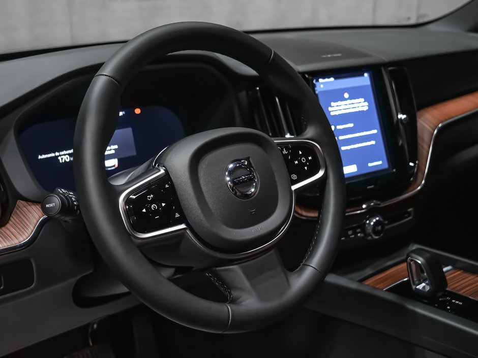2025 Volvo XC60 Plus Dark Theme-8