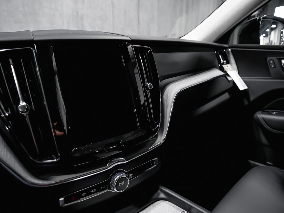 2025 Volvo XC60 Plus Dark Theme-9