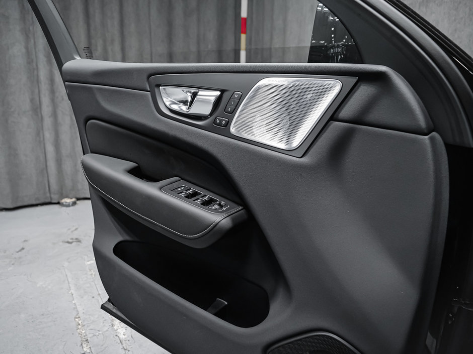 2025 Volvo XC60 Ultra Black Edition-12