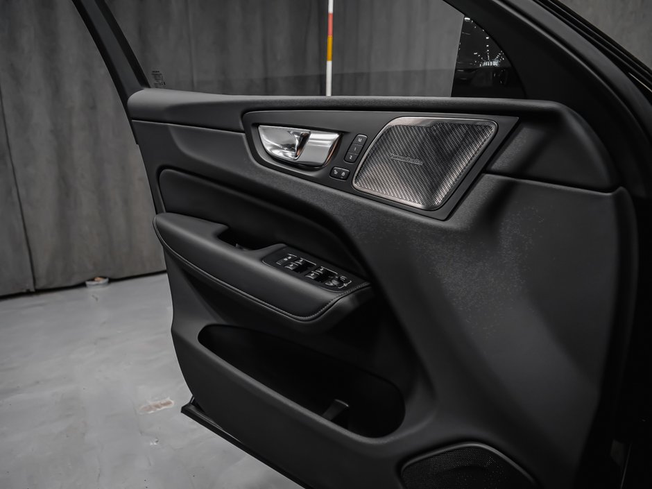 2025 Volvo XC60 B5 PLUS DARK CLIMATE HARMAN-10