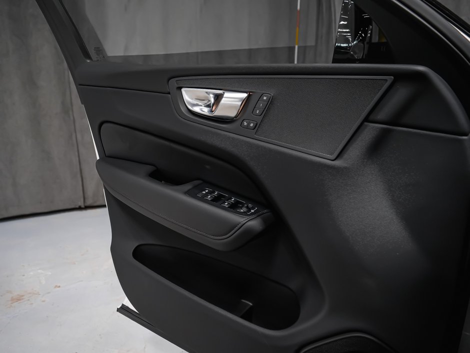 Volvo XC60 Plus, B5 AWD, Dark Theme 2025-9