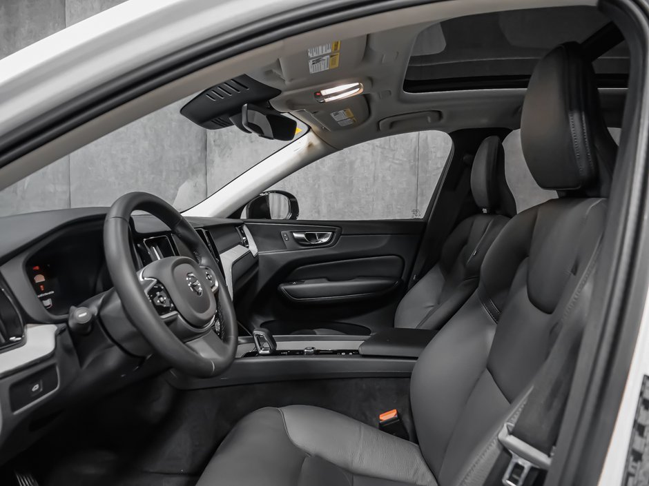 Volvo XC60 Plus, B5 AWD, Dark Theme 2025-12