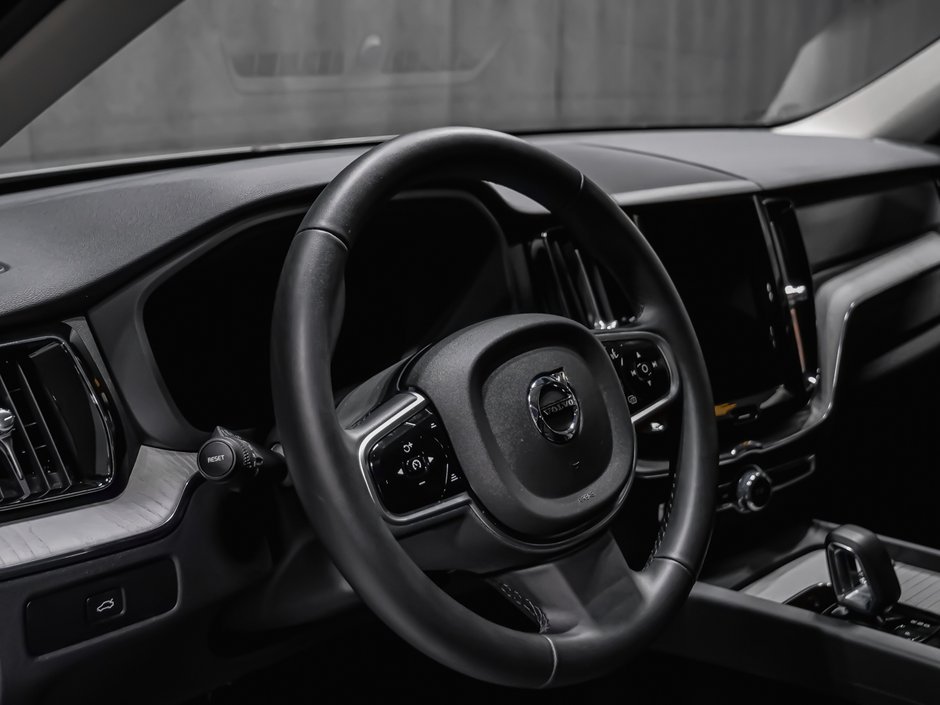 2025 Volvo XC60 Plus, B5 AWD, Dark Theme-8