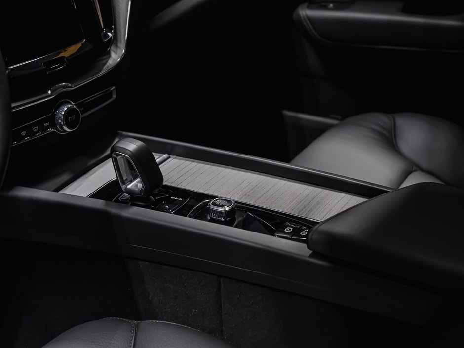 2025 Volvo XC60 Plus, B5 AWD, Dark Theme-7