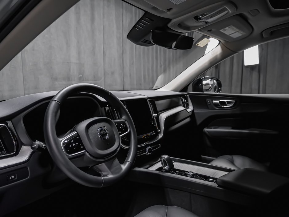 2025 Volvo XC60 Plus, B5 AWD, Dark Theme-6