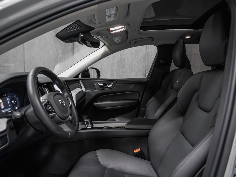 2025 Volvo XC60 Plus, B5 AWD, Dark Theme-10