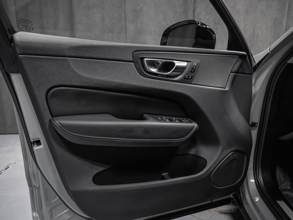 2025 Volvo XC60 Plus, B5 AWD, Dark Theme-9