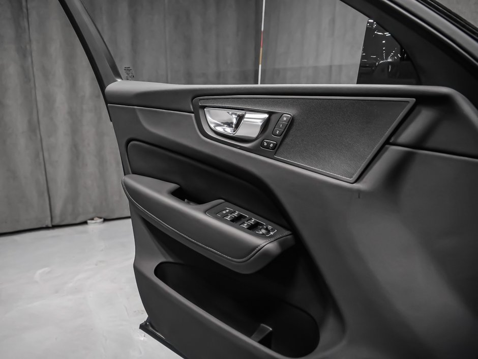 2025 Volvo XC60 B5 PLUS DARK CLIMATE-8