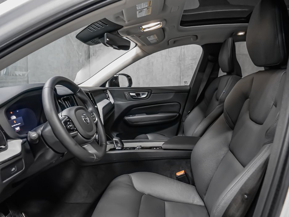 Volvo XC60 Plus Dark Theme climate package 2025-12