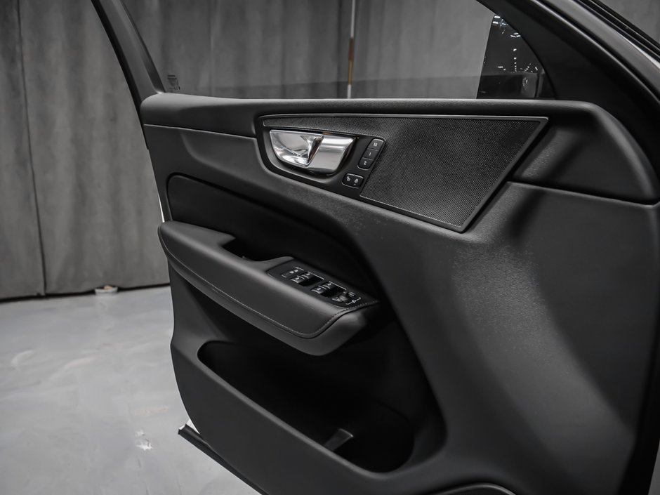 Volvo XC60 Plus Dark Theme climate package 2025-8