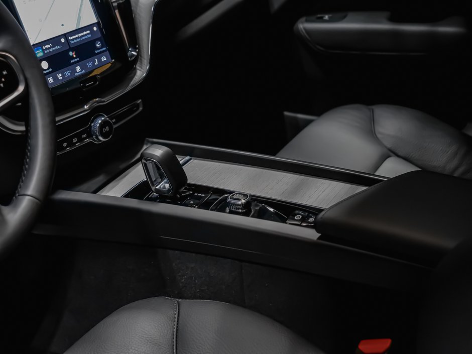 Volvo XC60 Plus Dark Theme climate package 2025-6