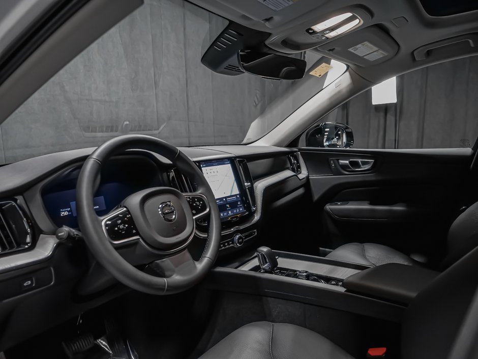 Volvo XC60 Plus Dark Theme climate package 2025-5