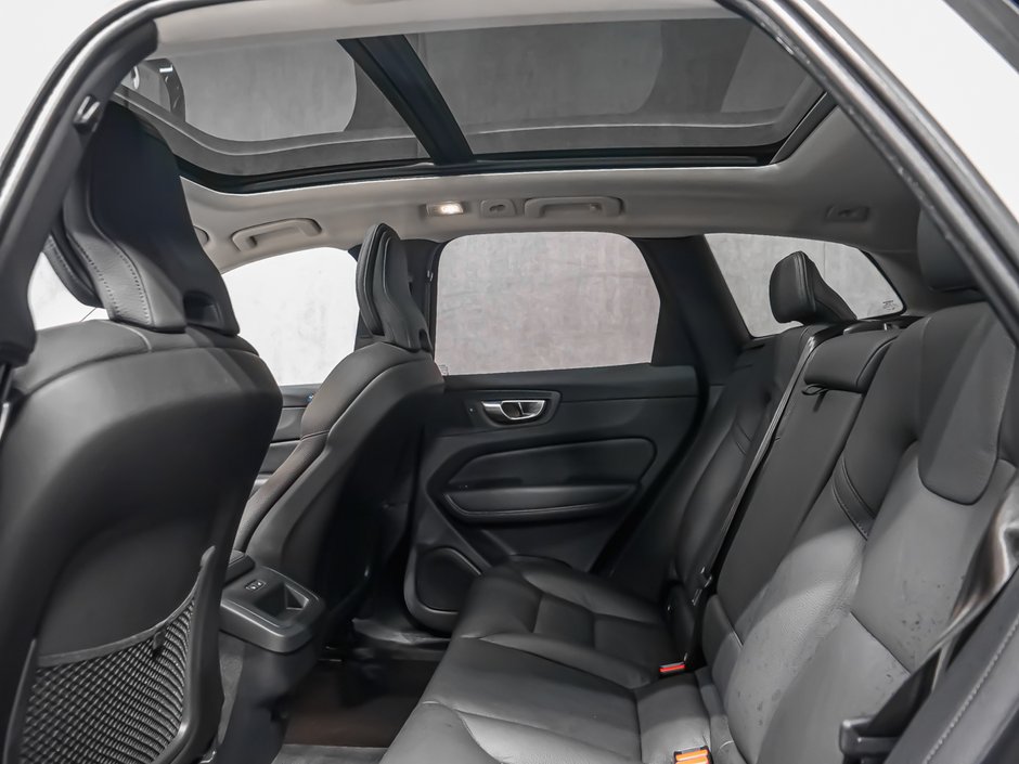 Volvo XC60 Plus Dark Theme climate package 2025-13