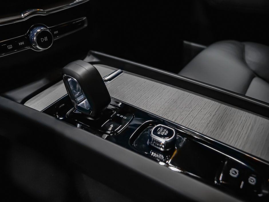 Volvo XC60 Plus Dark Theme climate package 2025-10