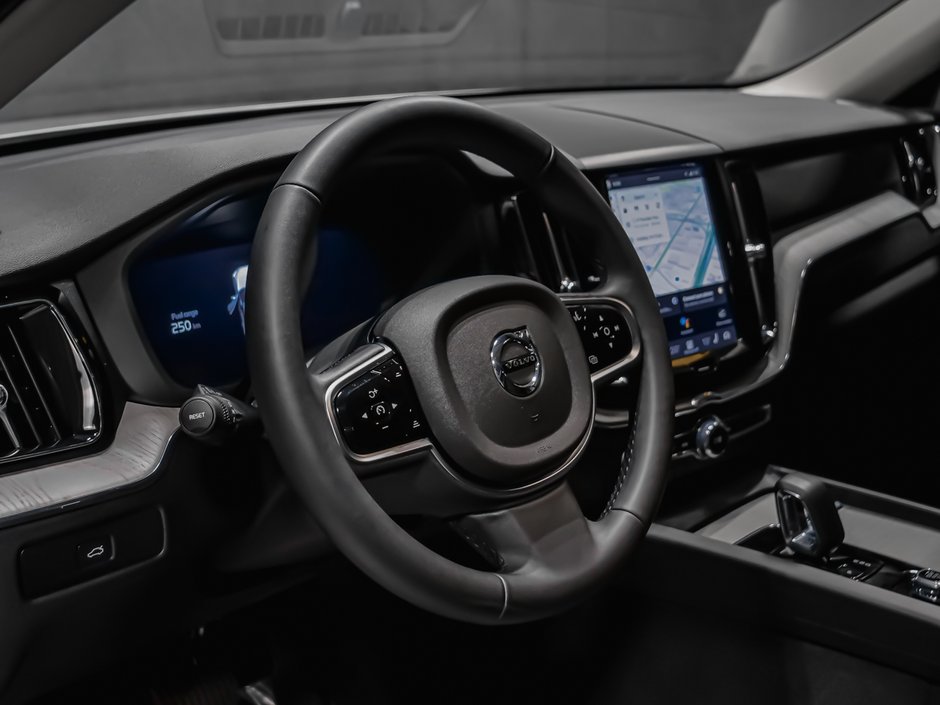 Volvo XC60 Plus Dark Theme climate package 2025-7