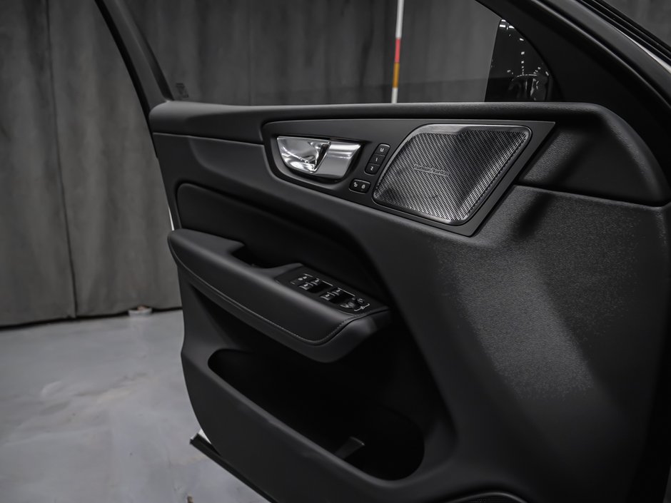 2025 Volvo XC60 B5 PLUS DARK CLIMATE-8