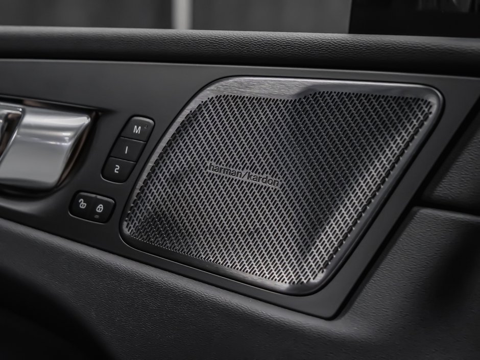 2025 Volvo XC60 B5 PLUS DARK CLIMATE-9