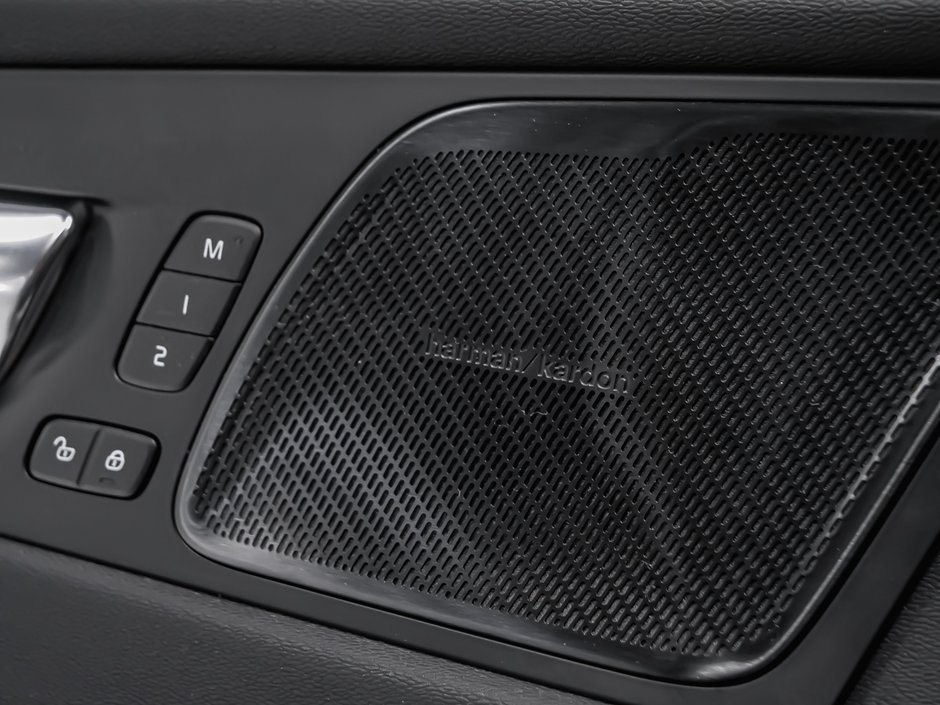 2025 Volvo XC60 B5 PLUS DARK CLIMATE-10