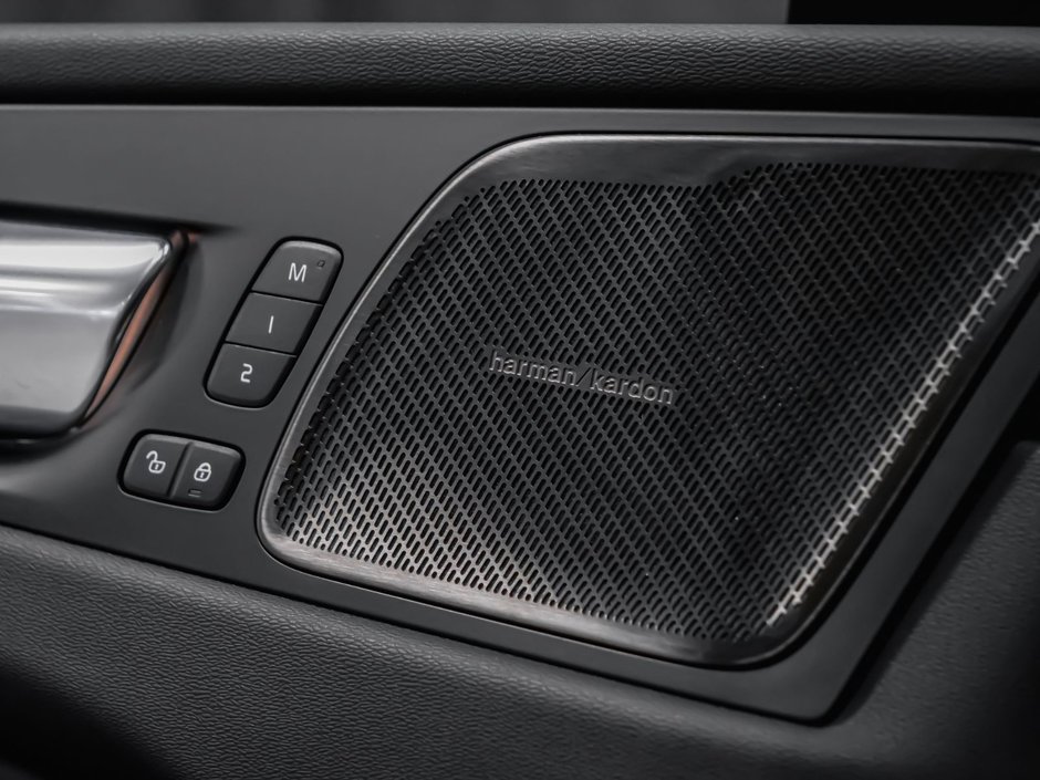 2025 Volvo XC60 B5 PLUS DARK CLIMATE-9