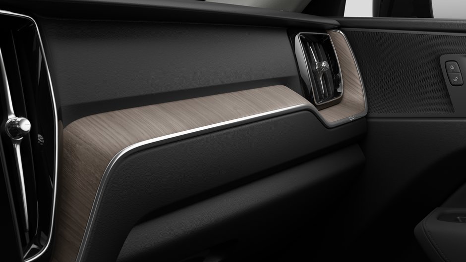 2026 Volvo XC60 Plus Dark Theme-8