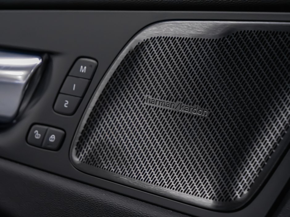 2026 Volvo XC60 Ultra Black Edition-10