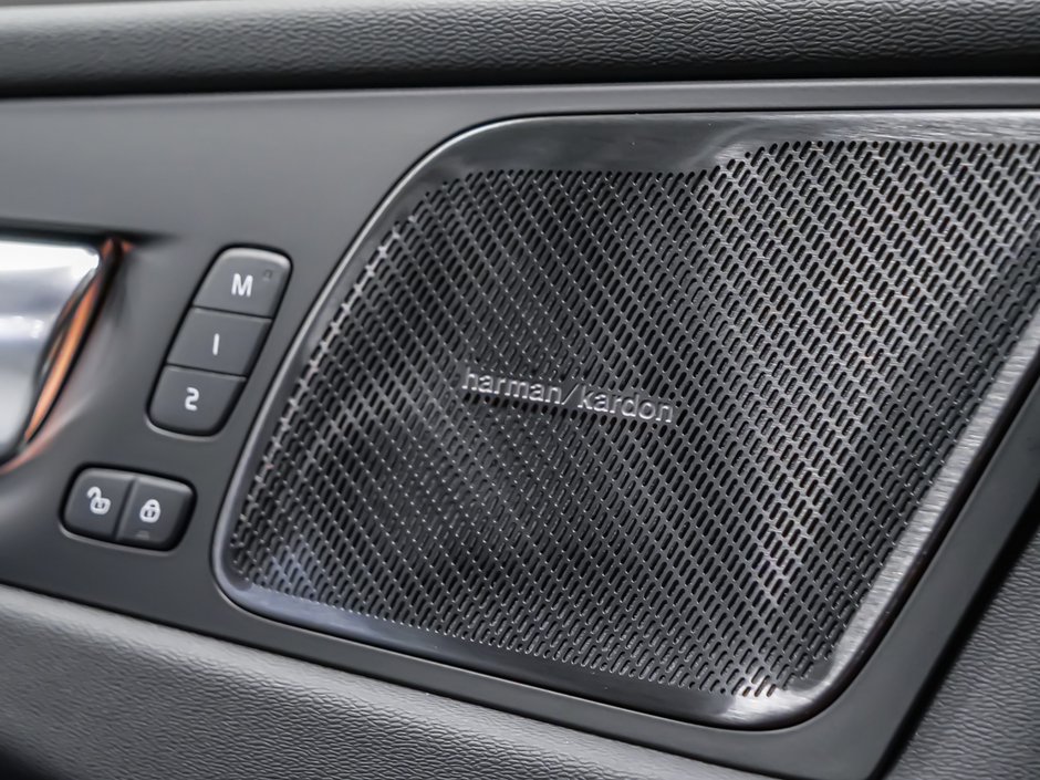 2026 Volvo XC60 Ultra Black Edition-12