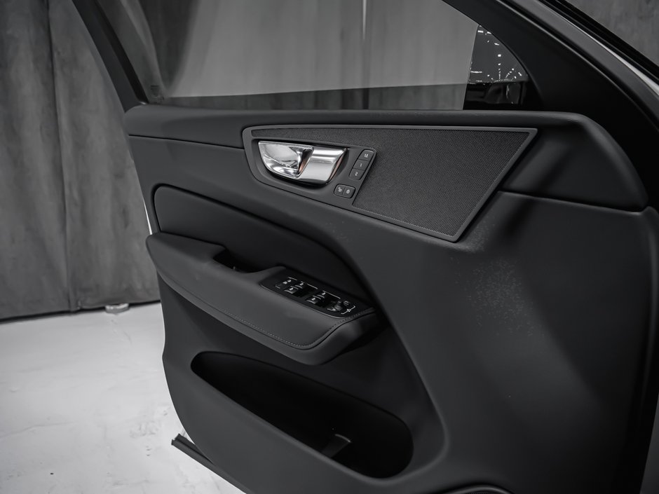 2026 Volvo XC60 Plus-8