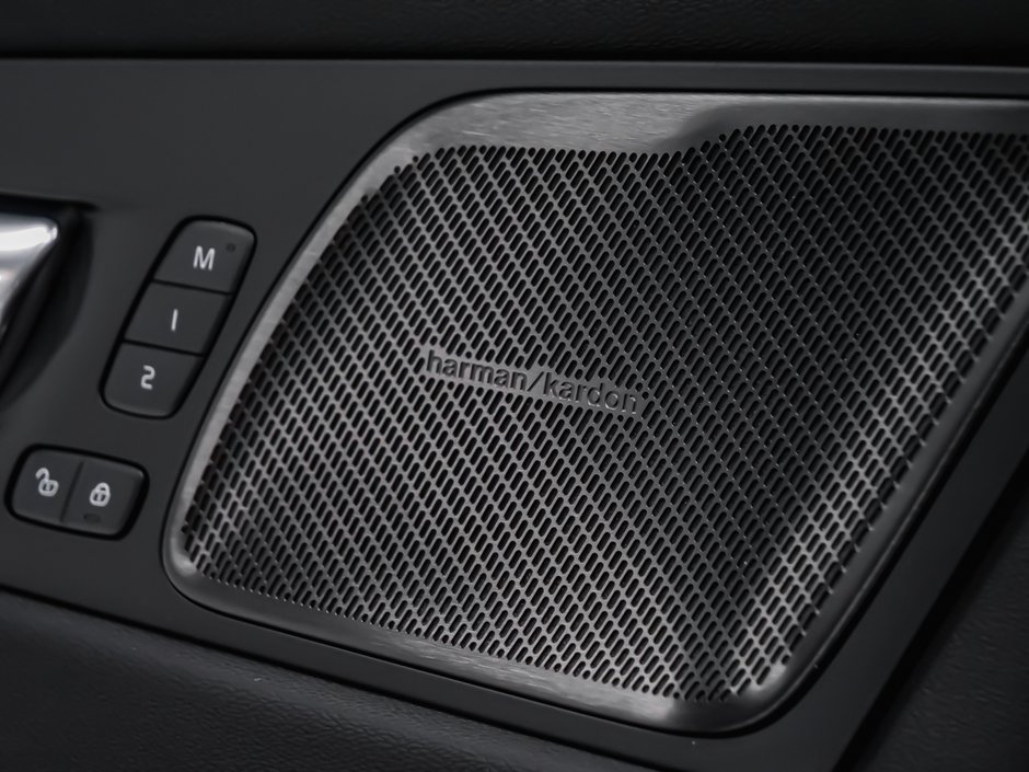 2026 Volvo XC60 Ultra Black Edition-12