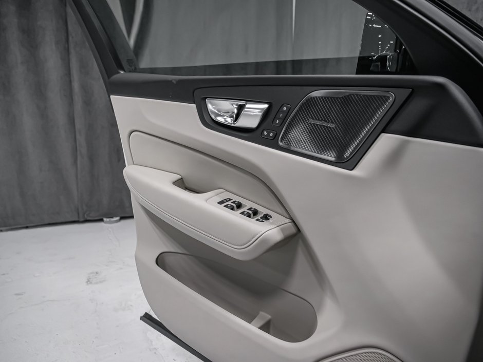 2027 Volvo XC60 Ultra (Dark Theme)-8