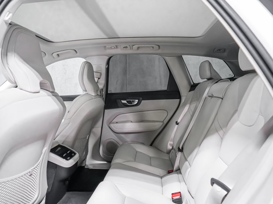 2027 Volvo XC60 Ultra (Dark Theme)-11