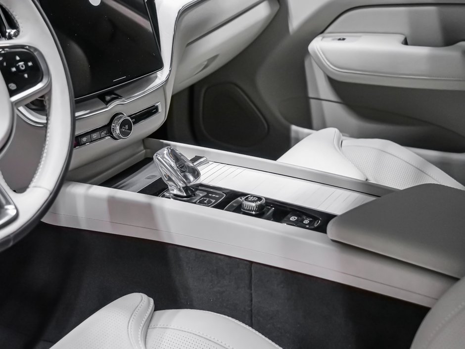 2027 Volvo XC60 Ultra (Dark Theme)-6