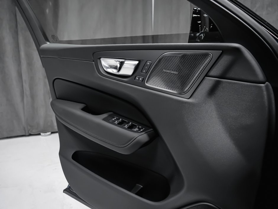 Volvo XC60 Plus Black Edition 2027-11