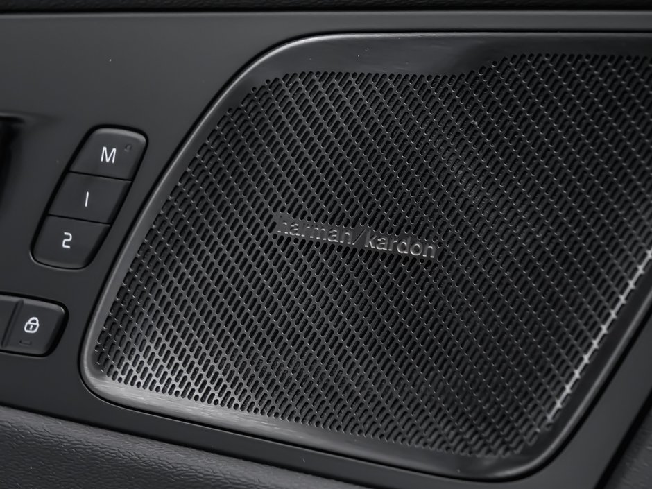 Volvo XC60 Plus Black Edition 2027-12