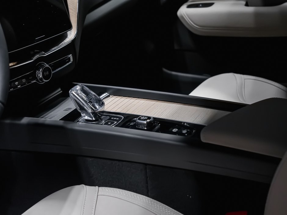 2027 Volvo XC60 Core (Dark Theme)-6