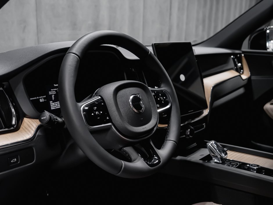 2027 Volvo XC60 Core (Dark Theme)-7