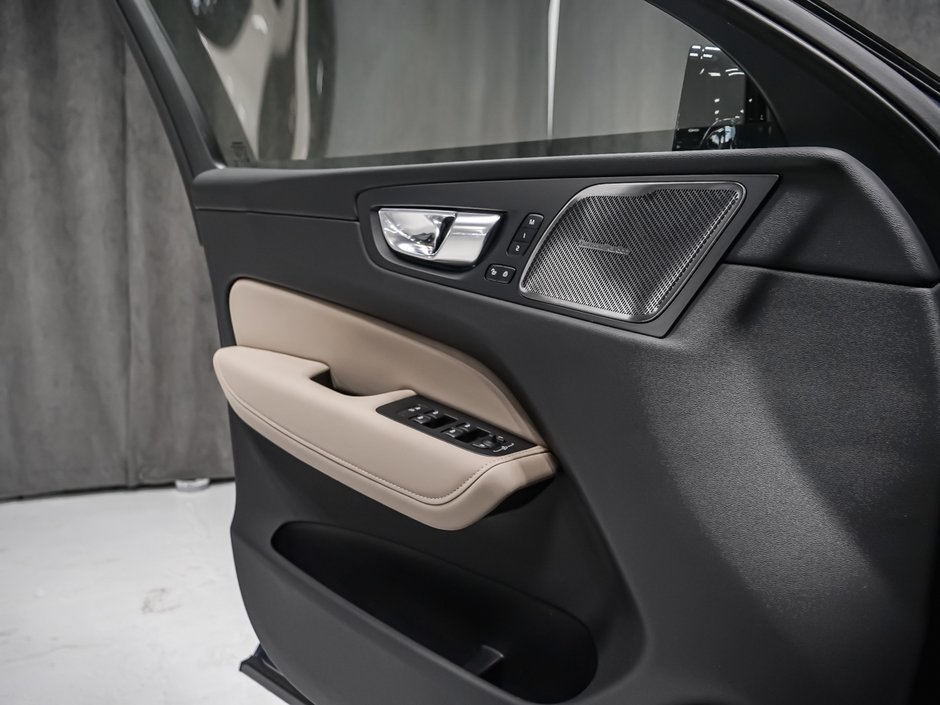 2027 Volvo XC60 Plus (Dark Theme)-8
