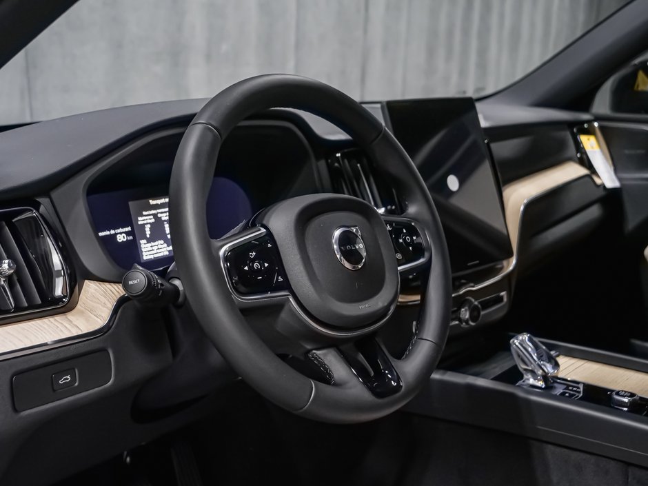 2027 Volvo XC60 Plus (Dark Theme)-7