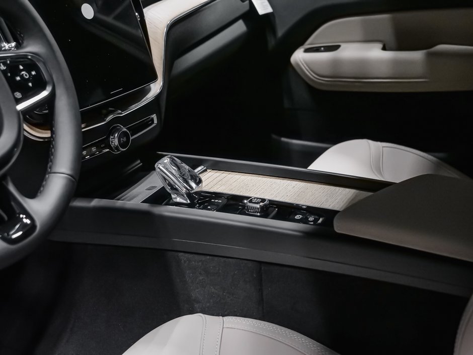 Volvo XC60 Core (Dark Theme) 2027-6