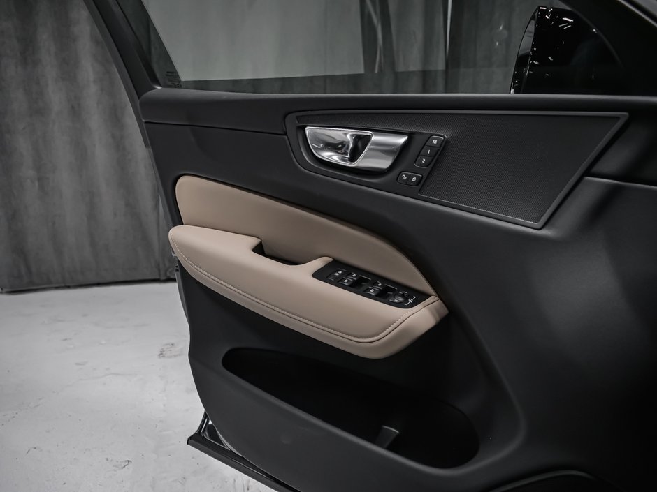 Volvo XC60 Core (Dark Theme) 2027-8