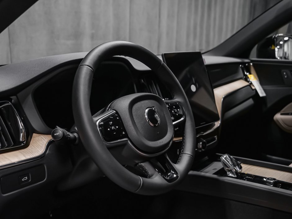 Volvo XC60 Core (Dark Theme) 2027-7