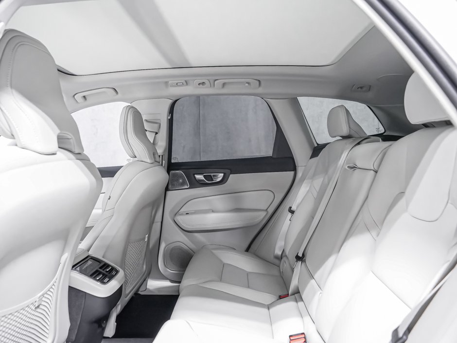 2027 Volvo XC60 Ultra (Dark Theme)-12