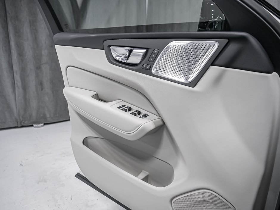 2027 Volvo XC60 Ultra (Dark Theme)-8